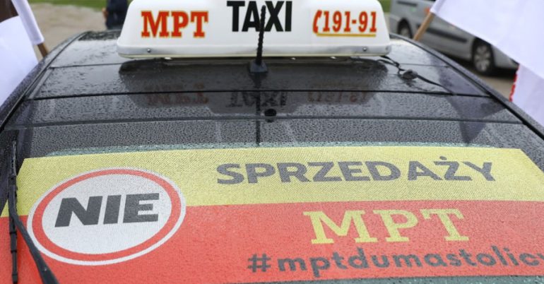 Protest taksówkarzy w Warszawie. Sprzeciwiają się sprzedaży MPT firmie iTaxi